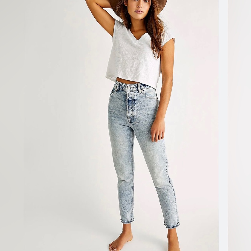 Free People Zuri High-Waist Mom Jeans Light Wash NWOT - size 25